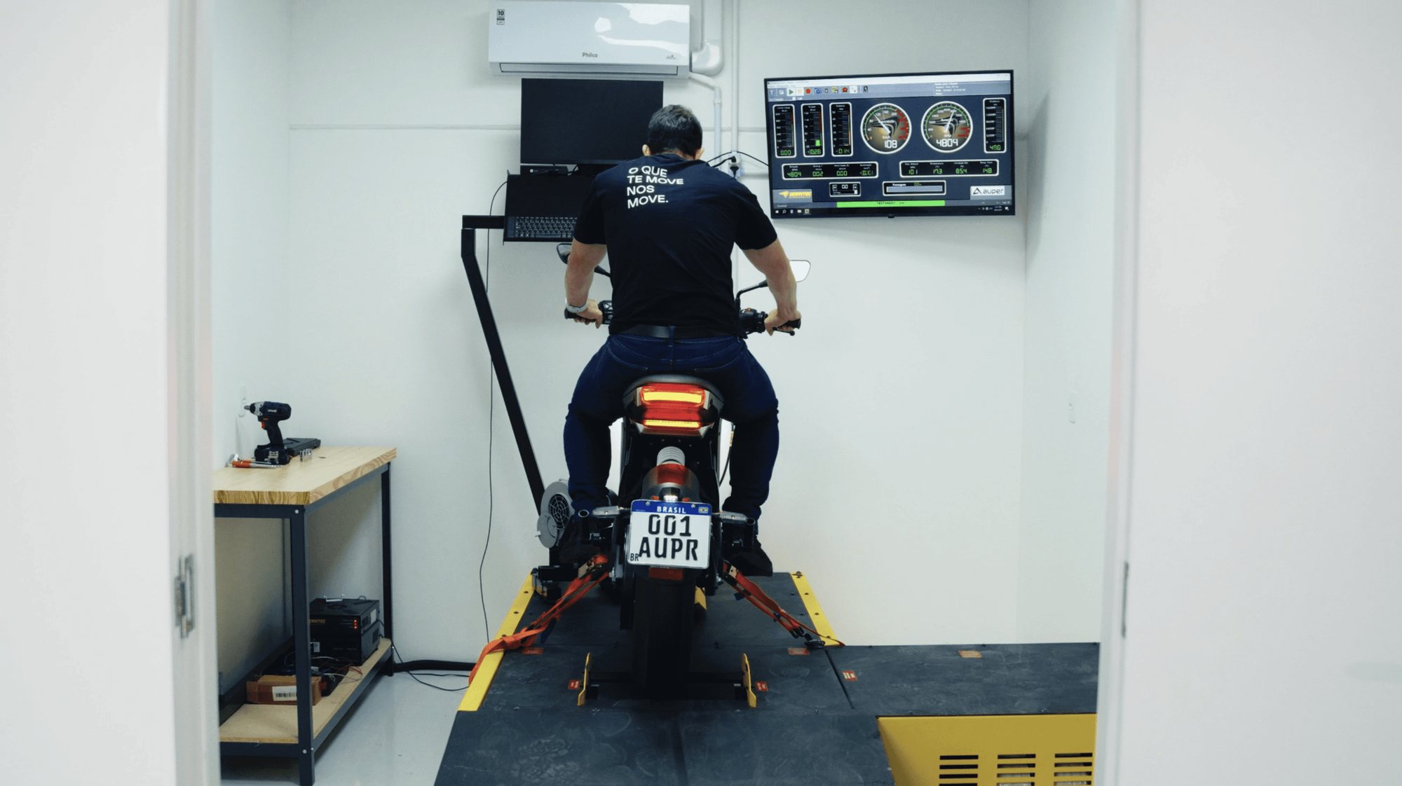 Teste de dinamômetro com a moto em câmara de ensaio